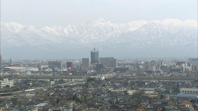 白雪覆盖的体山山脉与日本富山市接壤。视频素材