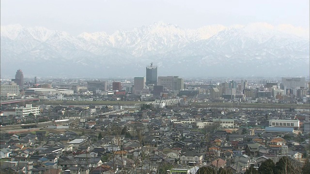 日本富山市侧面的多雪的tatateyama山脉部分被薄雾遮住了。视频素材