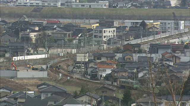 富山市在积雪的日本tatateyama山脉的山脚下扩张。视频素材