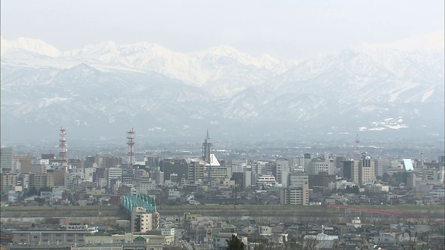 田山山脉与日本富山市接壤。视频素材