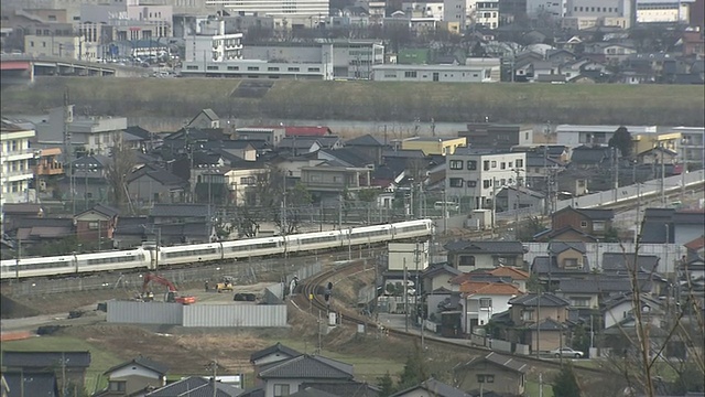 一列电动火车穿过日本富山市。视频素材