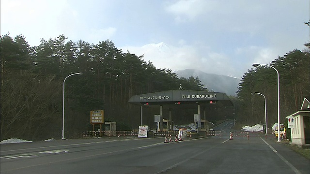 富士山耸立在日本富士斯巴鲁线的收费站。视频素材