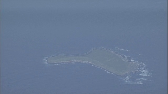 雾覆盖了水须岛和白尻岛的天空。视频素材