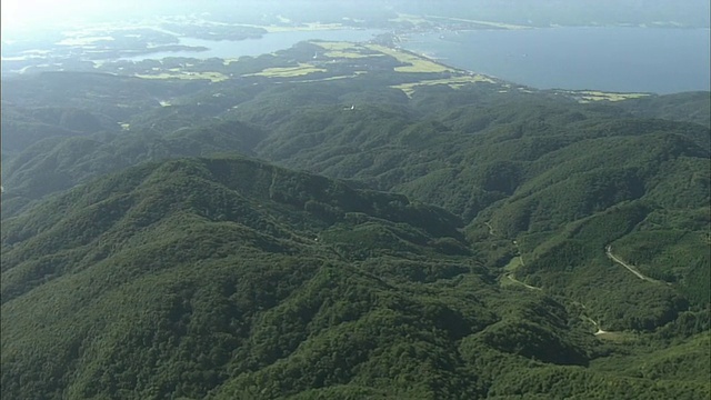 日本佐渡岛的亮津港，四周是树木繁茂的山脉。视频素材