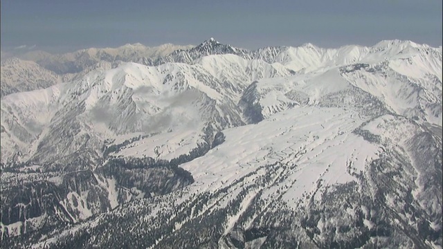 大雪覆盖了日本tatateyama山脉的鹤木山。视频素材