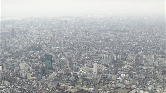 东京市区高速公路上的通勤者正在靠近有屋顶的大西路口。视频素材