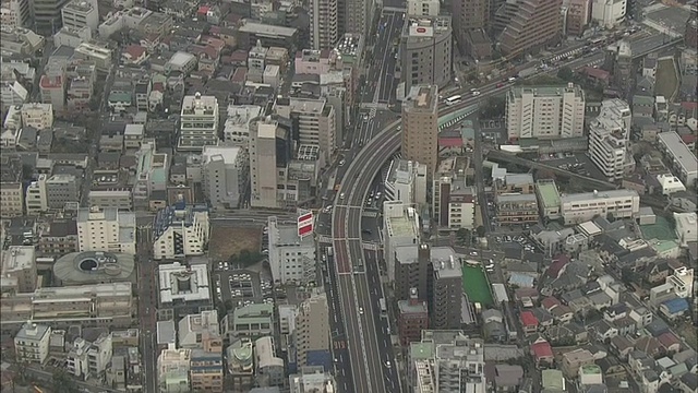 东京市区高速公路上的通勤者在大西路口附近行驶。视频素材