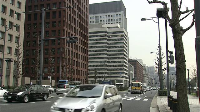 东京丸之内区(Marunouchi District)交通顺畅。视频素材