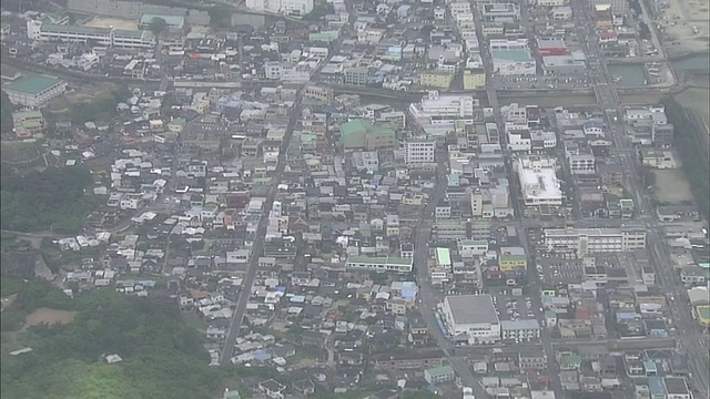 日本德之岛的龟德港和太平洋沿岸的住宅。视频素材