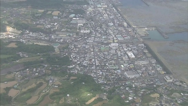 日本德野岛龟德港附近有一个居民区。视频素材