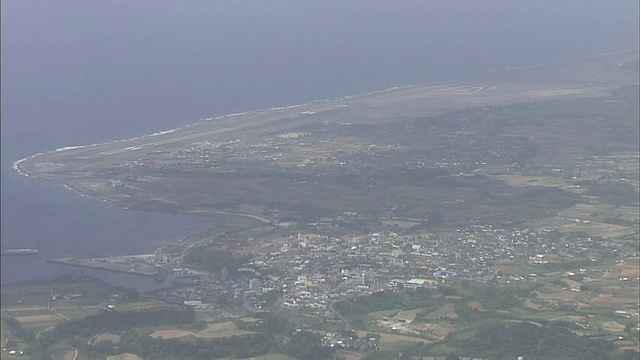 德之岛机场与中国东海的德之岛海岸接壤。视频素材