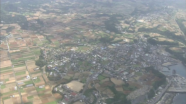 一个金色的圆屋顶突出了日本德野岛天木镇办公室。视频素材