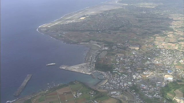 一条跑道在德野岛天木镇居民区附近的海岸上。视频素材