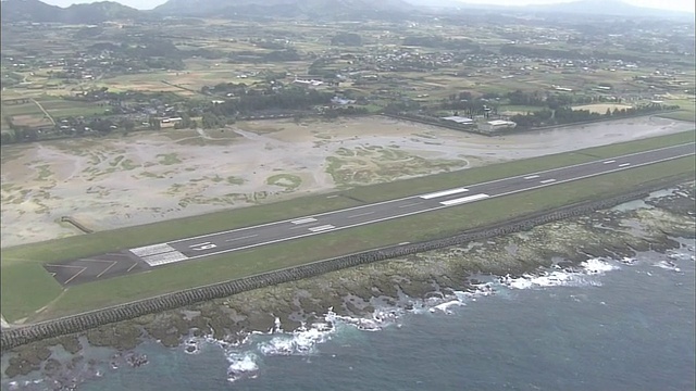 德之岛机场的跑道沿着日本德之岛海岸。视频素材