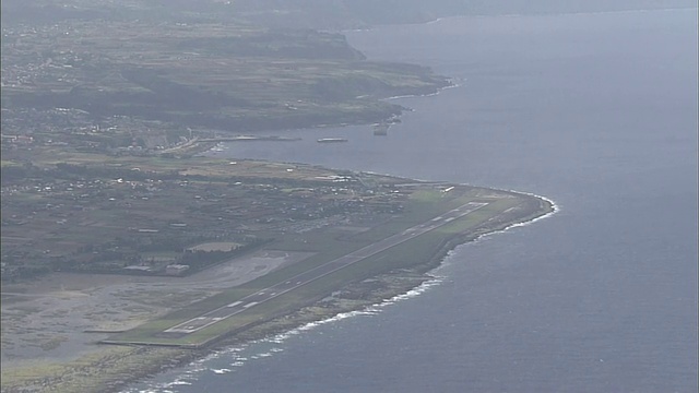 德之岛机场跑道沿着日本德之岛海岸延伸。视频素材