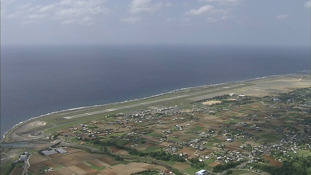 德之岛机场跑道沿着日本德之岛海岸延伸。视频素材