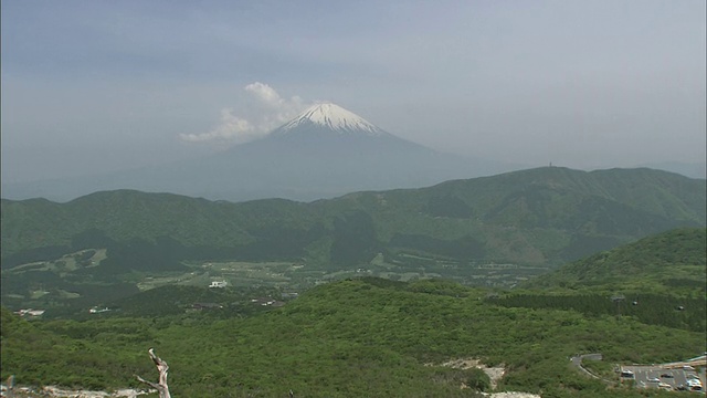 远处的富士山被云朵盖住了。视频素材