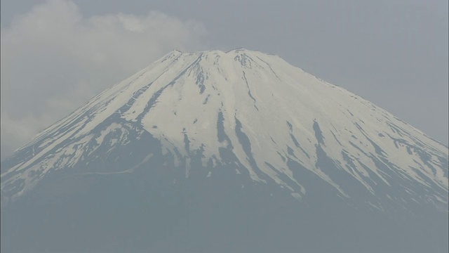 薄雾笼罩着富士山的雪峰。视频素材