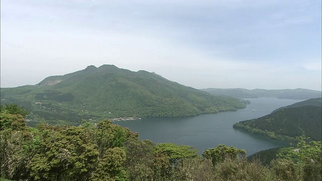 阿藏湖与日本箱根最高的山神山接壤。视频素材