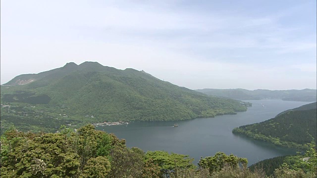 阿藏湖与日本箱根最高的山神山接壤。视频素材