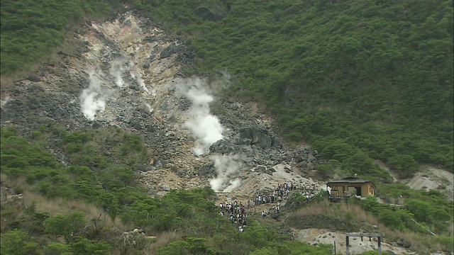 日本神奈川大洼谷地的地热活动中冒出蒸汽。视频素材