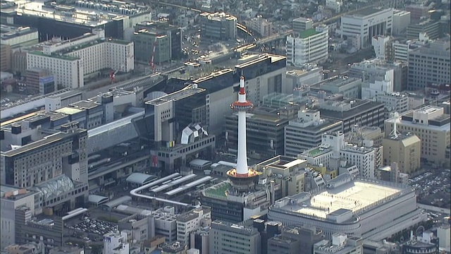 京都塔和京都御苑国家公园是日本京都的几个标志性建筑。视频素材