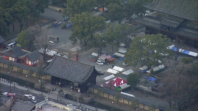 交通经过朝拜者行走在东寺东寺塔在京都，日本。视频素材