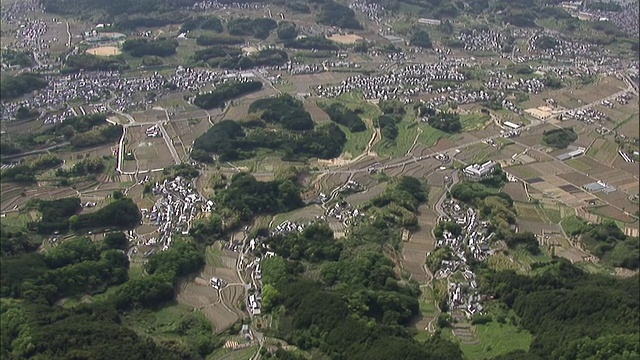 奈良的Kitora Tumulus周围环绕着农场、房屋和道路。视频素材