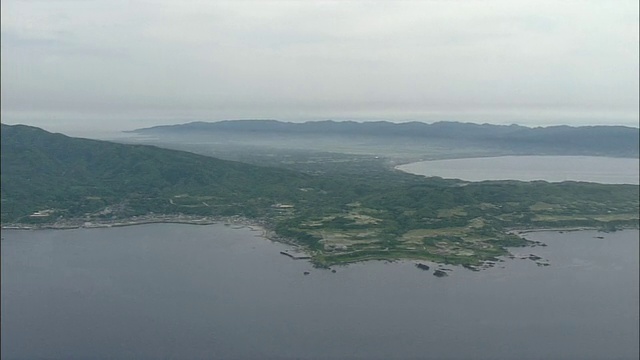 茂密的植被是日本海佐渡岛的特点。视频素材