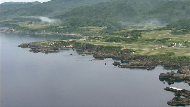 崎岖的悬崖沿着佐渡岛的Sotokaifu海岸线延伸。视频素材