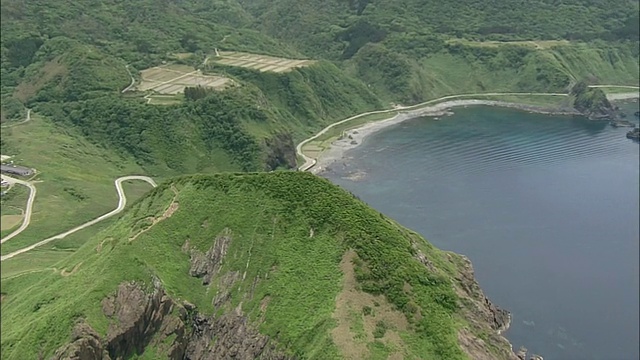 野战岩塔在佐渡岛的日本海上。视频素材