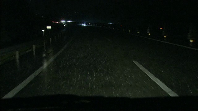 九州高速公路上，车辆在雨中行驶，闪电照亮了地平线。视频素材