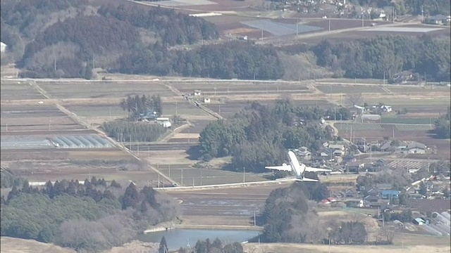 天空航空公司的一架737客机从茨城市机场起飞。视频素材