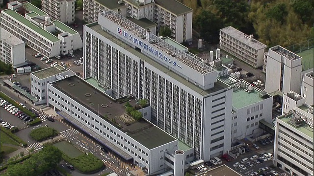 茂密的植被环绕着日本大阪国家大脑和心血管中心的庞大校园。视频素材