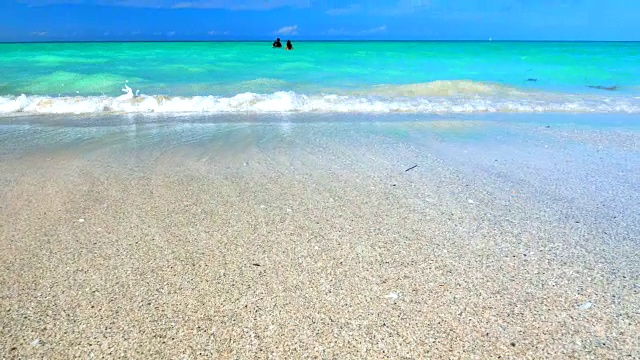 湛蓝的海水和热带白色沙滩在海岸岛屿天堂视频素材