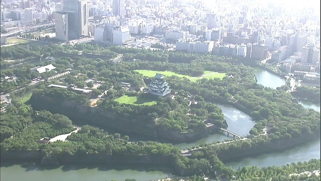 大阪城堡位于大阪公园内，四周环绕着护城河和林地。视频素材