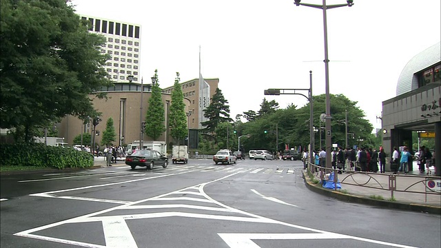 在东京四谷车站，行人等待穿过一条繁忙的街道。视频素材