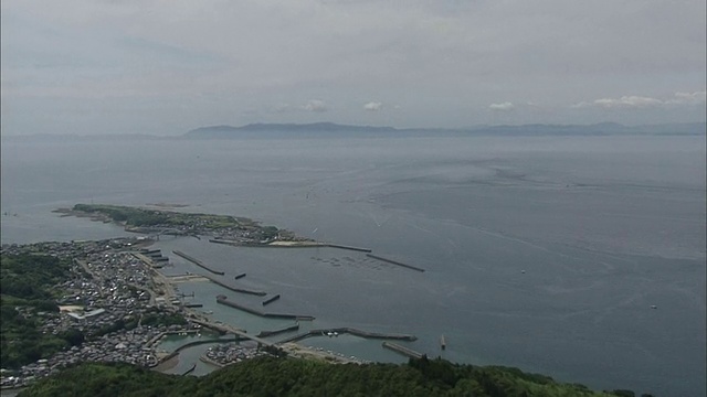 观看海豚的船只漂浮在日本熊本辻岛海岸外的海洋上。视频素材