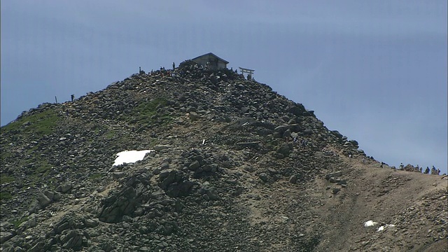 登山者爬上高高的山脊，走向纪仓山上的神社。视频素材