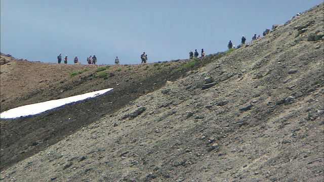 在日本，游客们沿着纪仓山的山脊徒步旅行。视频素材