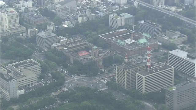 名古屋的中央商务区围绕着它的市政厅建筑。视频素材