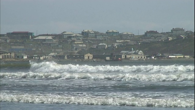 在国志岛的一个村庄附近，海浪沿着海岸拍打。视频素材