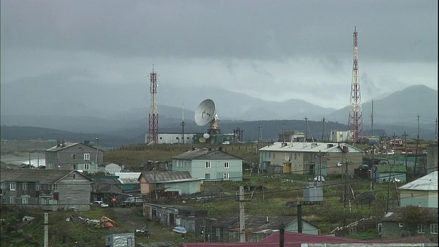 通信塔和抛物线位于国志岛山顶的建筑物附近。视频素材