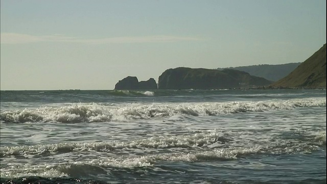 海浪冲击着国志岛附近的海滩。视频素材