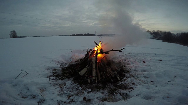 在厚厚的雪地里，篝火熊熊燃烧视频素材