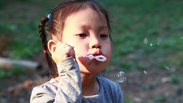 亚洲女孩喜欢玩泡泡视频素材