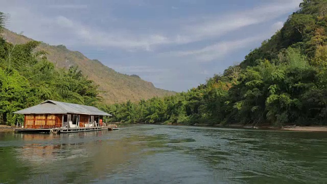 阳光明媚的一天，时间流逝在一个木筏屋-泰国视频素材