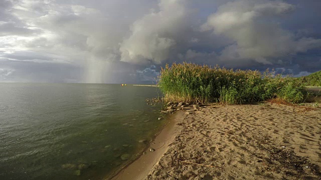 库尔尼安泻湖的水泥码头和浮标景观视频素材