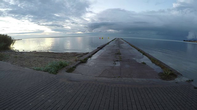 风景与码头和浮标在库尔尼安泻湖，时间流逝视频素材