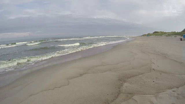 海浪冲击着沙滩，时间流逝视频素材